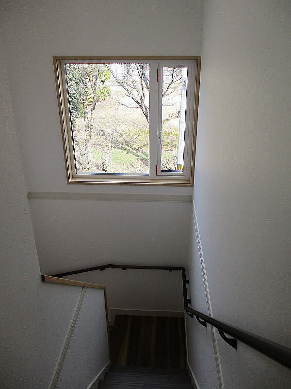 桁上断熱の家（二世帯住宅）の階段踊り場