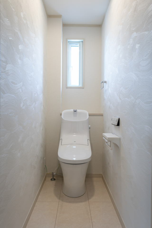 C値0.1大空間吹抜けの家の2Ｆの標準的なトイレ