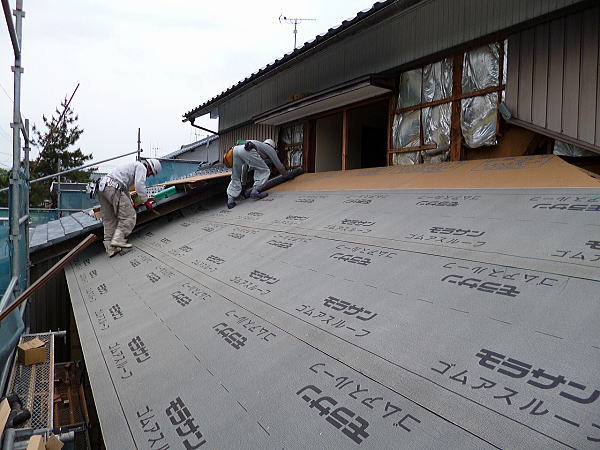 S邸断熱改修の屋根の工事の様子