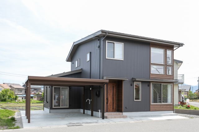 ガルバリウム鋼鈑を採用した雪に強く高耐久な住宅の外観